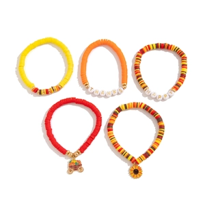 Details von fünf bunten Erntedank-Perlenarmbändern mit Kürbis- und Sonnenblumen-Anhängern