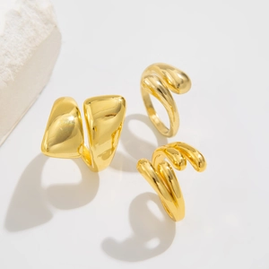 Vue détaillée de trois bagues dorées polies au design minimaliste en métal liquide