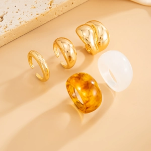 Detailweergave van goudkleurige metalen ringen en barnsteen hars op stenen voet