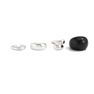 Macro-opname van zilveren geometrische ringen met gepolijste finish en hars ring