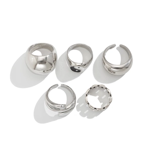 Vue détaillée d'un ensemble de 5 bagues minimalistes en métal argenté pour femmes chic