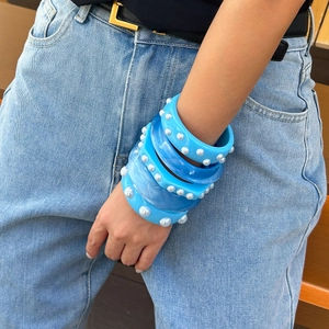 Conjunto de pulseras de resina azul con purpurina y detalles de perlas de moda