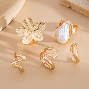 Set of 5 gold-plated rings featuring a 3D flower, baroque pearl, and wavy bands