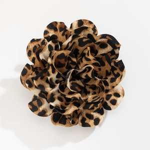 Dettaglio macro del choker con fiore in tessuto leopardato e morbida trama tessile