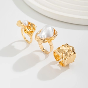 Détails de bagues dorées irrégulières avec perles baroques et design texture lave