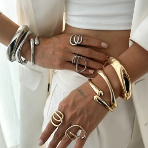 Minimalistische waterdruppel armbanden en ringen in goud- en zilverlook voor dames