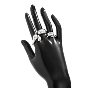 Bague en métal liquide argenté poli à forme irrégulière abstraite sur un mannequin