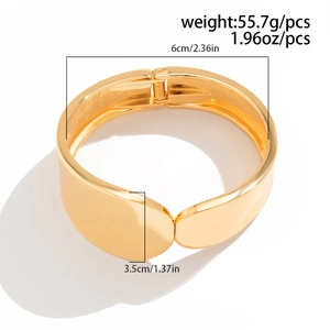 Detalles de dimensiones y peso de 55,7g del brazalete ancho dorado con bisagra
