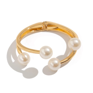 Elegante brazalete dorado con textura martillada rombos y perlas de imitación