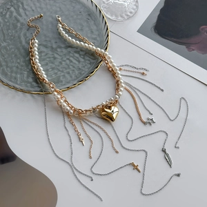 Detailansicht der mehrlagigen Quastenkette mit goldenem Herz und Mond-Stern-Anhänger