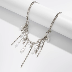 Dettaglio della collana a catena argento con perle barocche e lunghe nappe in metallo