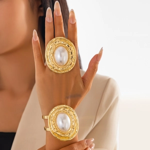 Set bracciale e anello in metallo liquido dorato con grandi perle ovali da donna