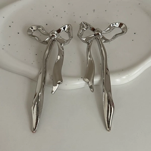Polished silver metal bow ribbon drop earrings with long flowing wrinkled streamers