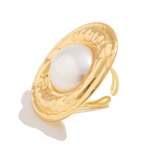 Anello in metallo liquido dorato con grande perla finta e struttura martellata irregolare