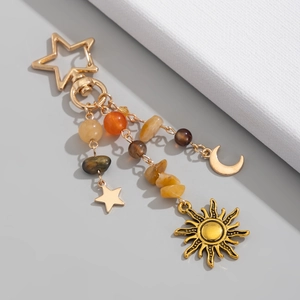 Detail der Himmels Schlüsselanhänger mit Mond- und Sonnenanhängern und unregelmäßigen Steinen