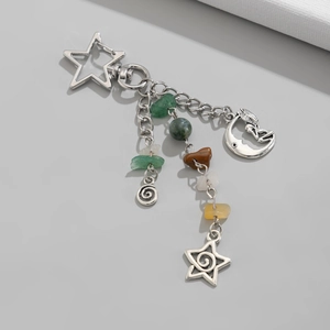 Details von Stern-Mond-Schlüsselanhänger mit bunten Natursteinen und Metallanhängern