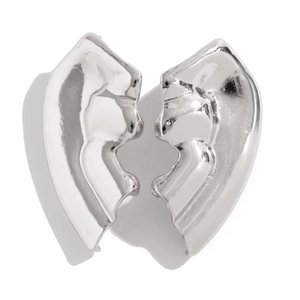 Dettaglio macro degli orecchini a cuore in metallo liquido irregolare finitura argento