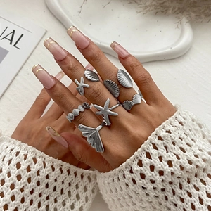 Nahaufnahme des silbernen Ozean-Ring-Sets mit Seestern- und Muschelschalen-Designs