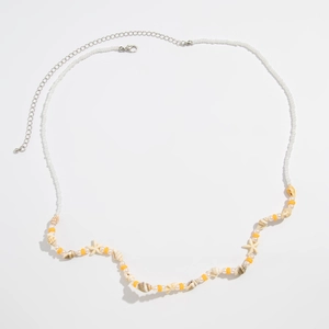 Detail der Boho-Taillenkette mit weißen Perlen, orangen Perlen, Seesternen und Muscheln
