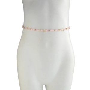 Detail der Bauchkette mit rosa und weißen Perlen sowie Seestern- und Muschelanhänger