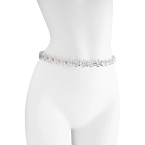 Détail d'une chaîne de taille argentée montrant des fleurs sculptées sur un mannequin blanc
