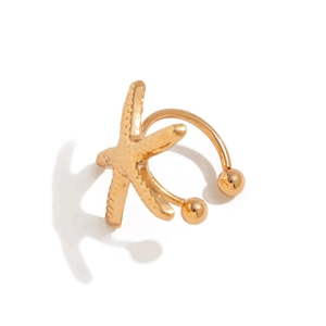 Detail eines goldenen Seestern-Ohrclips mit Textur und glatten Perlen im C-förmigen Design