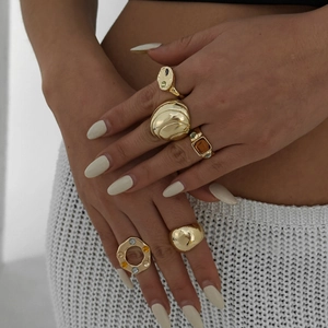 Ensemble de bagues dorées avec pierres colorées et anneaux minimalistes en métal poli