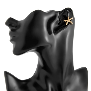 Detail einer goldfarbenen Seestern-Ohrmanschette ohne Piercing an einem Modelohr