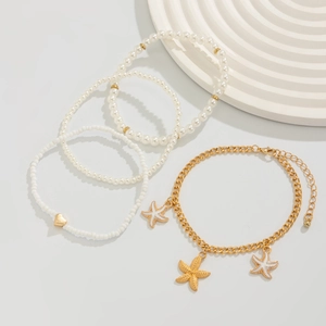 Détail du lot de quatre bracelets de cheville étoile de mer avec perles blanches