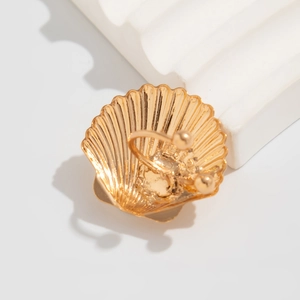 Detaillierte Nahaufnahme eines goldenen C-Ohrclips in Muschelform mit Glanz-Finish