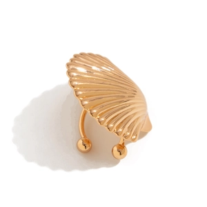 Nahaufnahme eines goldenen C-Ohrclips in Muschelform mit strukturierten Metalldetails