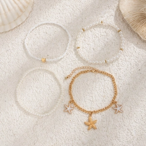 Ensemble de bracelets de cheville étoile de mer et perles sur fond de pierre marine