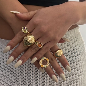 Ensemble de bagues dorées tendance avec pierres précieuses colorées de formes variées