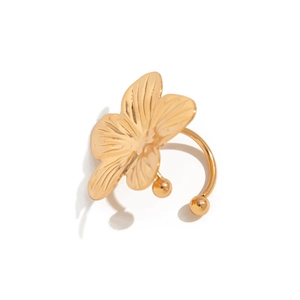 Detaillierte Nahaufnahme eines goldenen Blumenrings mit strukturierten Blüten und Perlen