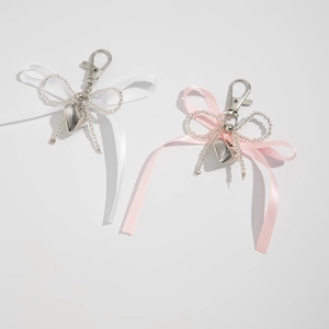 Détail de nœuds en ruban de satin avec pendentifs cœur pour sacs ou clés