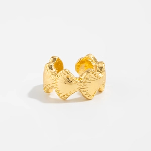 Detailansicht eines vergoldeten offenen Rings mit gehämmerter Textur und glänzendem Finish