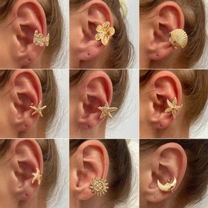 Set mit neun goldenen Ohrmanschetten mit Seestern- und Muschelmotiv für Damen ohne Ohrlöcher
