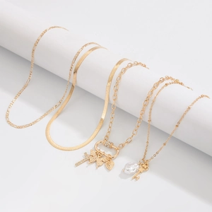 Detailaufnahme mehrlagiger goldener Schmetterlings- und Perlenketten auf weißem Ständer