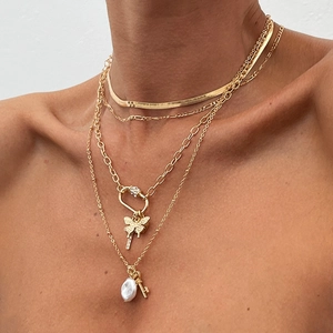 Mehrlagiges Goldketten-Set mit Schmetterlingsanhänger, Schlangenkette und Perlen
