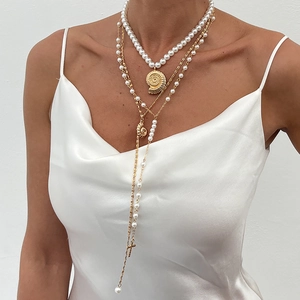 Conjunto de collares dorados con perlas y colgantes de conchas para estilo playero elegante