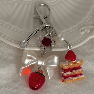 Porte-clés Gâteau Aux Fraises Doux Imitation Künstliche Perle Nœud Ours Pendentif De Sac Chapeau De Cowboy Western Punk Guitare Araignée