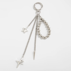 Detail von silbernem Taschenanhänger mit Sternen und konischem Spike-Anhänger