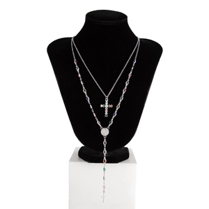Dettaglio collana a strati argento con croce di cristallo colorato e medaglia Maria