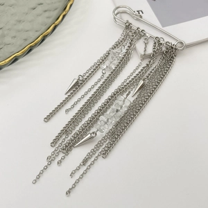 Spilla a balia stile punk con catena d'argento, nappe, pietre e punte in metallo