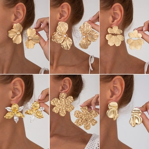 Orecchini a Bottone a Forma di Grande Fiore in Metallo per Donna Orecchini a Petalo con Texture Martellata Perno in Acciaio Inossidabile