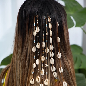 Détail de rajouts de cheveux bohèmes en perles d'étoile de mer et coquillage pour cheveux
