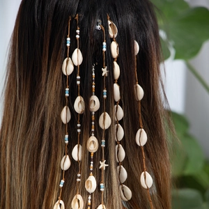Détail de l'extension de cheveux bohème avec étoile de mer, coquillages et perles