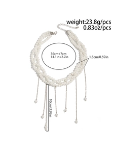 Dettaglio della collana girocollo a perle multistrato con nappe argentee e misure