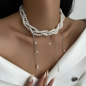 Dettaglio girocollo di perle a più strati con eleganti catene a nappa d'argento