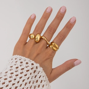 Ensemble chic de quatre bagues goutte d'eau dorées pour femme aux formes organiques